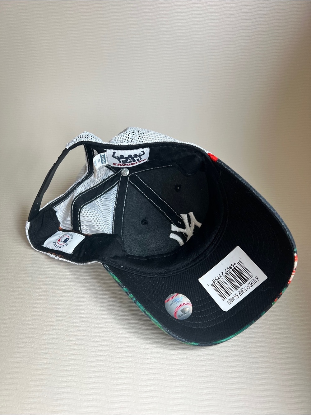 "Rare Find" NY Yankees Women’s Tropical Floral Trucker Hat – NWT - Picture 6 of 6